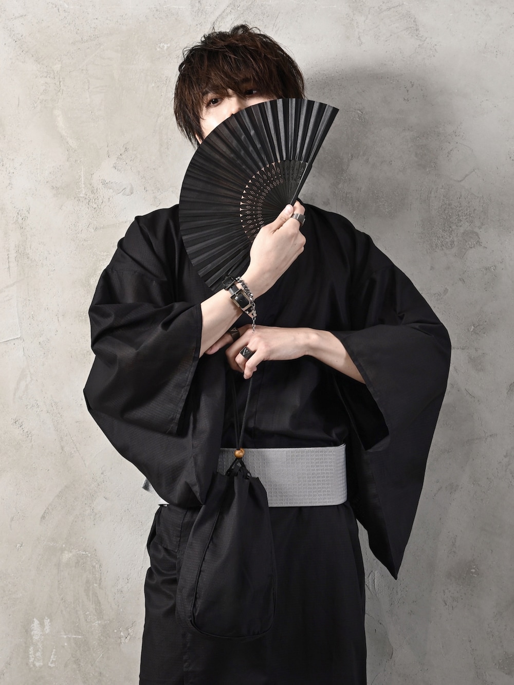 ブラック系のブレスレット、シルバー系のバングル/リストバンド、ブラック系のボクサーパンツを着用したメンズの夏コーディネートの4枚目の写真