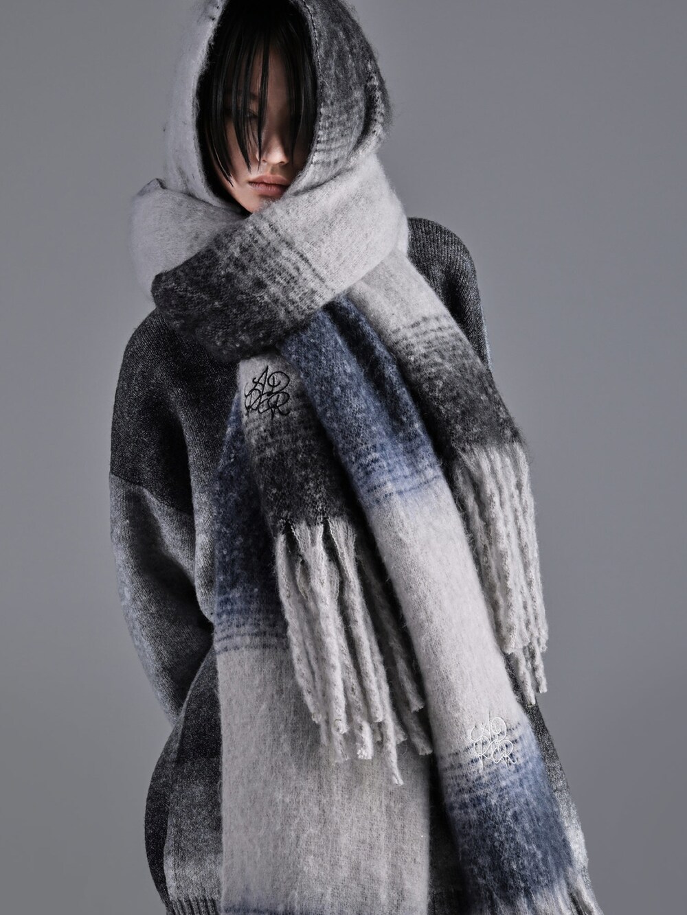 ブルー系のカーディガン/ボレロ、ブラック系のその他パンツ、ブラック系のブーツを着用したメンズの冬コーディネートの2枚目の写真