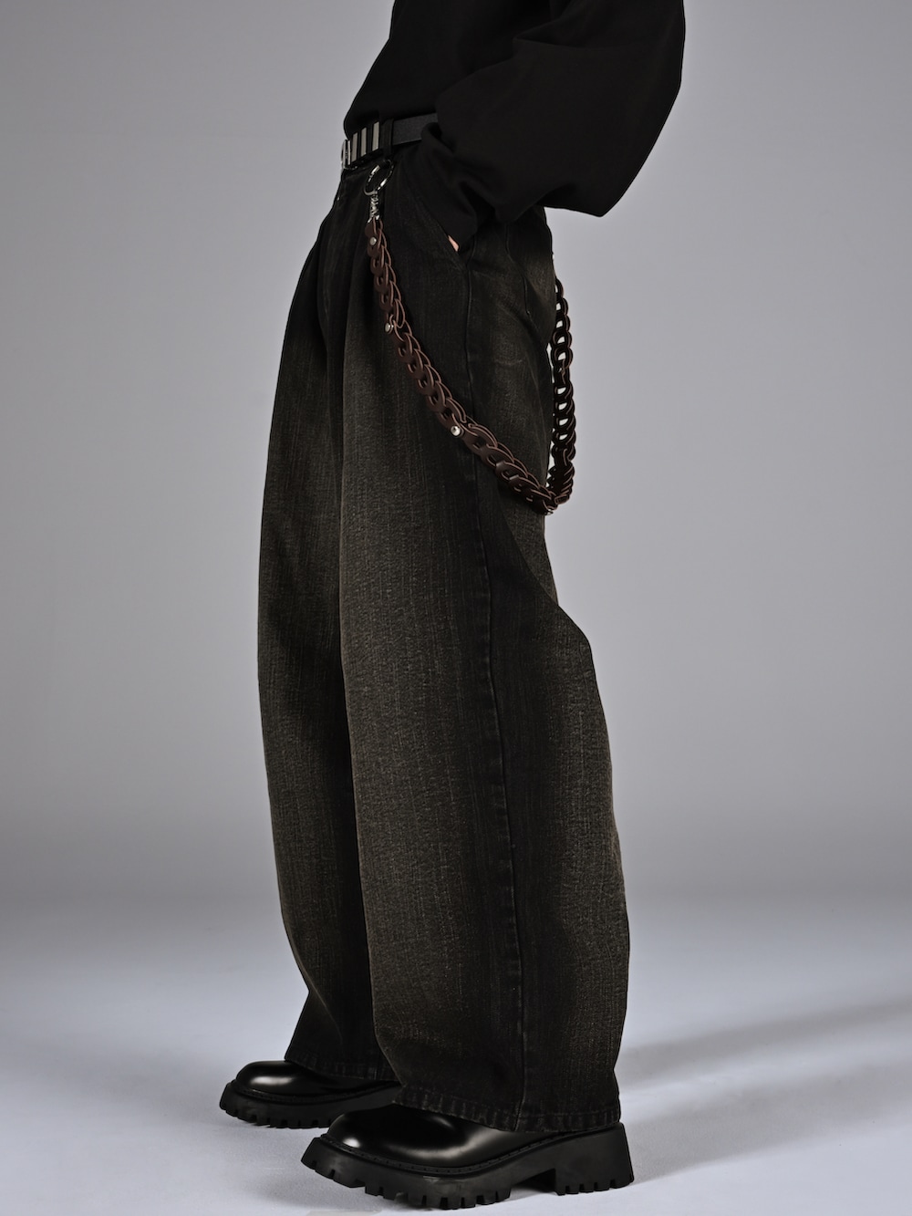 ブラック系のブーツ、ブラック系のショルダーバッグ、ブラック系のTシャツ/カットソーを着用したメンズの秋コーディネートの4枚目の写真