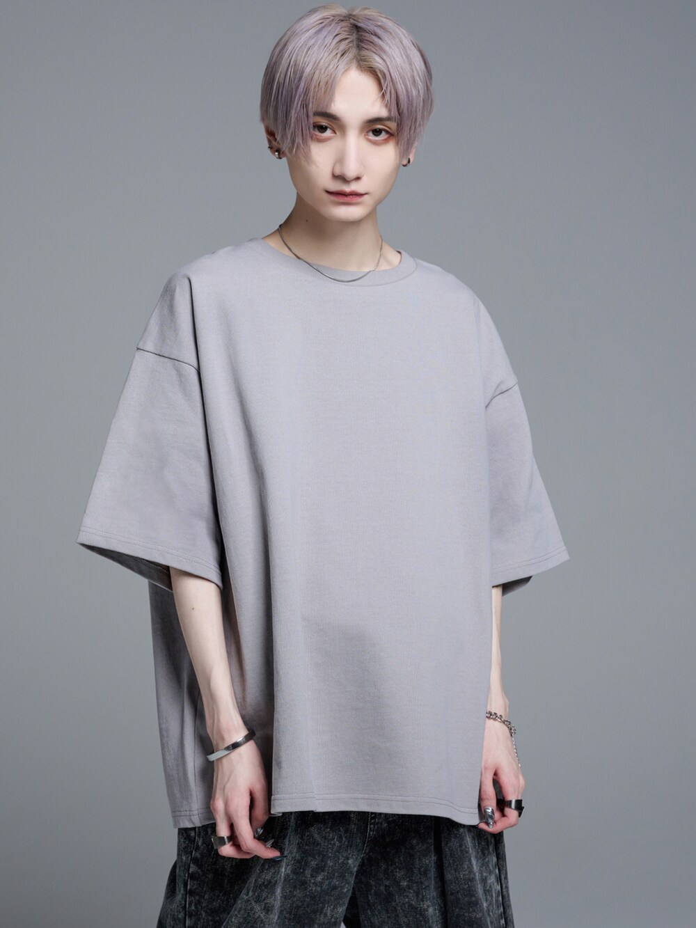 グレー系のデニムパンツ、ブラック系のブーツ、ブラック系のショルダーバッグを着用したメンズの春コーディネートの5枚目の写真