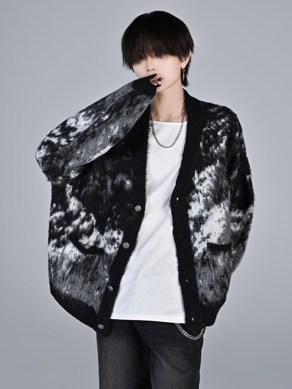 グレー系のタンクトップ、ブラック系のデニムパンツ、ブラック系のローファーを着用したメンズの秋コーディネートの4枚目の写真