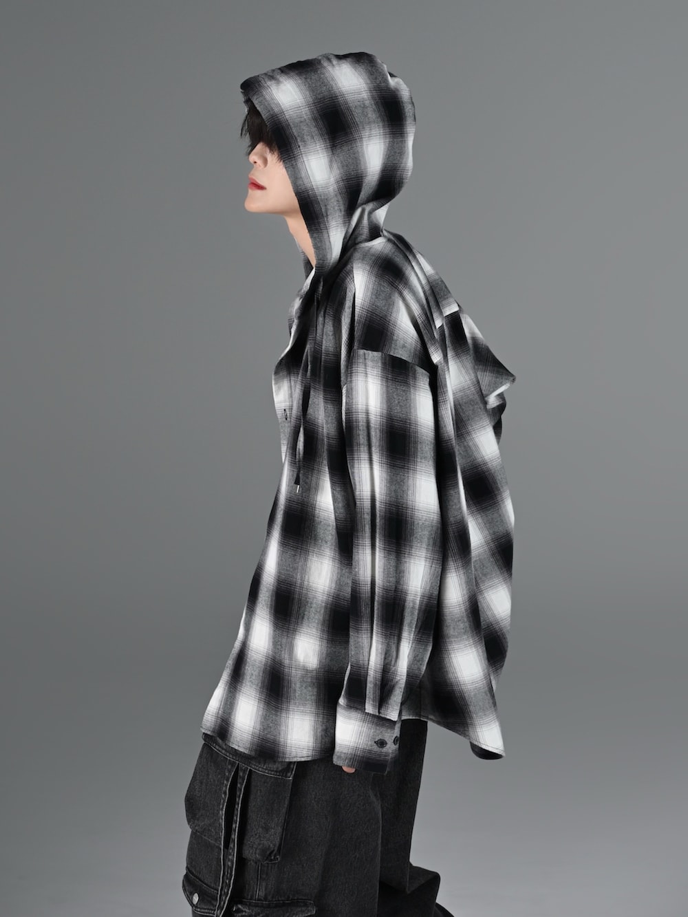 ブラック系のショルダーバッグ、ブラック系のカーゴパンツ、ホワイト系のスニーカーを着用したメンズの冬コーディネートの2枚目の写真