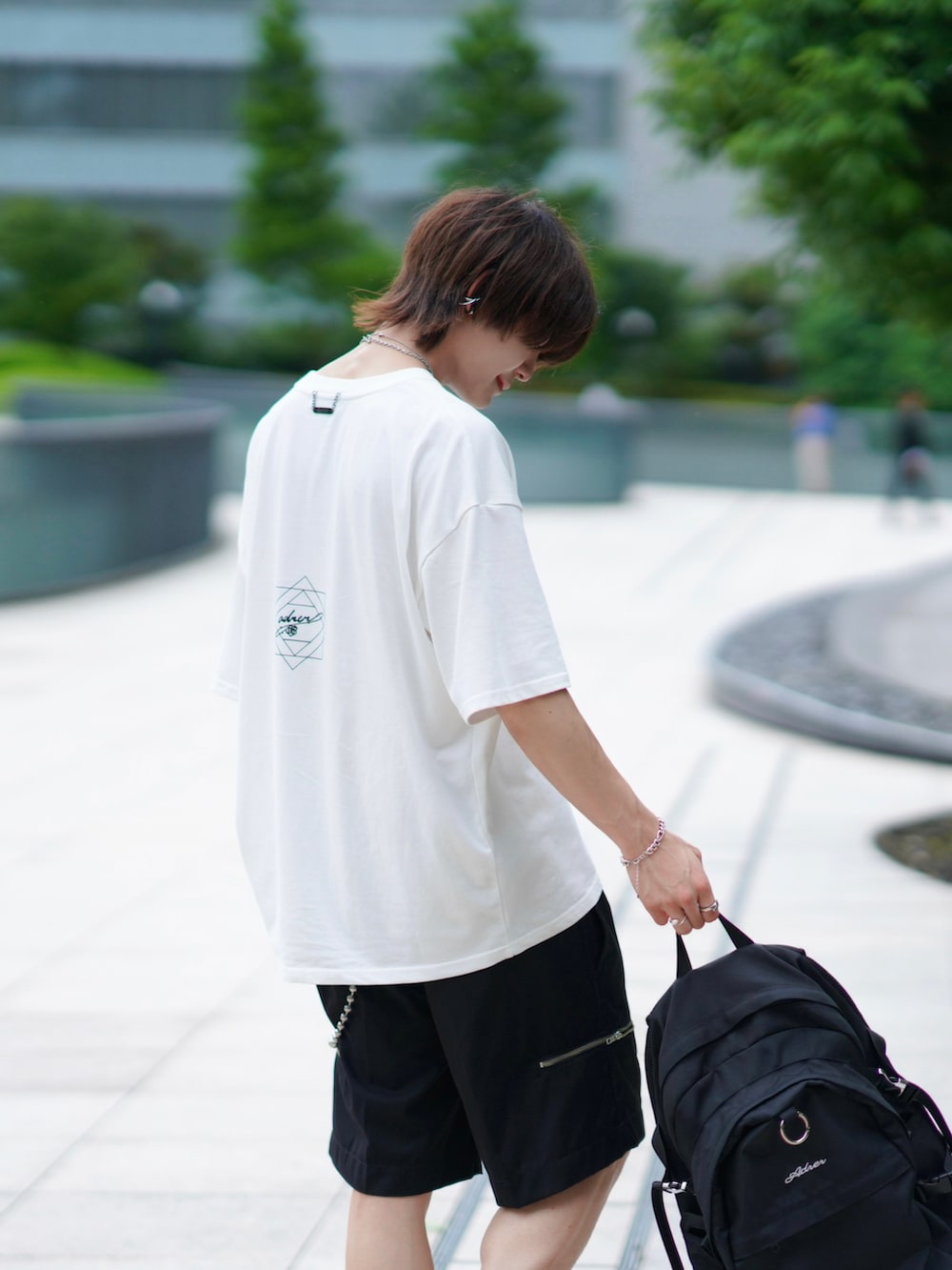 ブラック系のその他パンツ、ブラック系のスニーカー、ブラック系のバックパック/リュックを着用したメンズの夏コーディネートの3枚目の写真