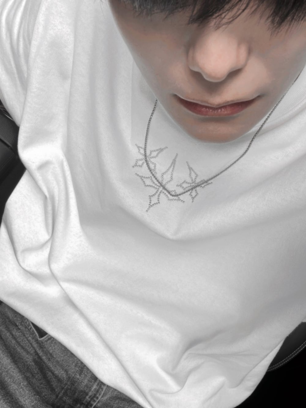 ブラック系のブーツ、ブラック系のショルダーバッグ、ホワイト系のTシャツ/カットソーを着用したメンズの春コーディネートの3枚目の写真