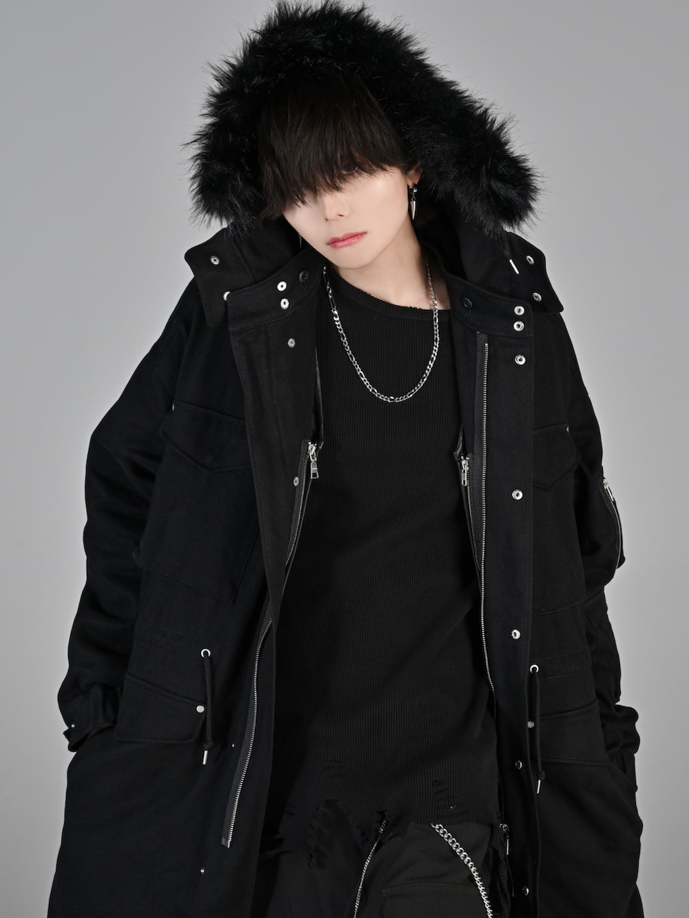 ブラック系のカーゴパンツ、ブラック系のTシャツ/カットソー、ブラック系のモッズコートを着用したメンズの秋コーディネートの3枚目の写真