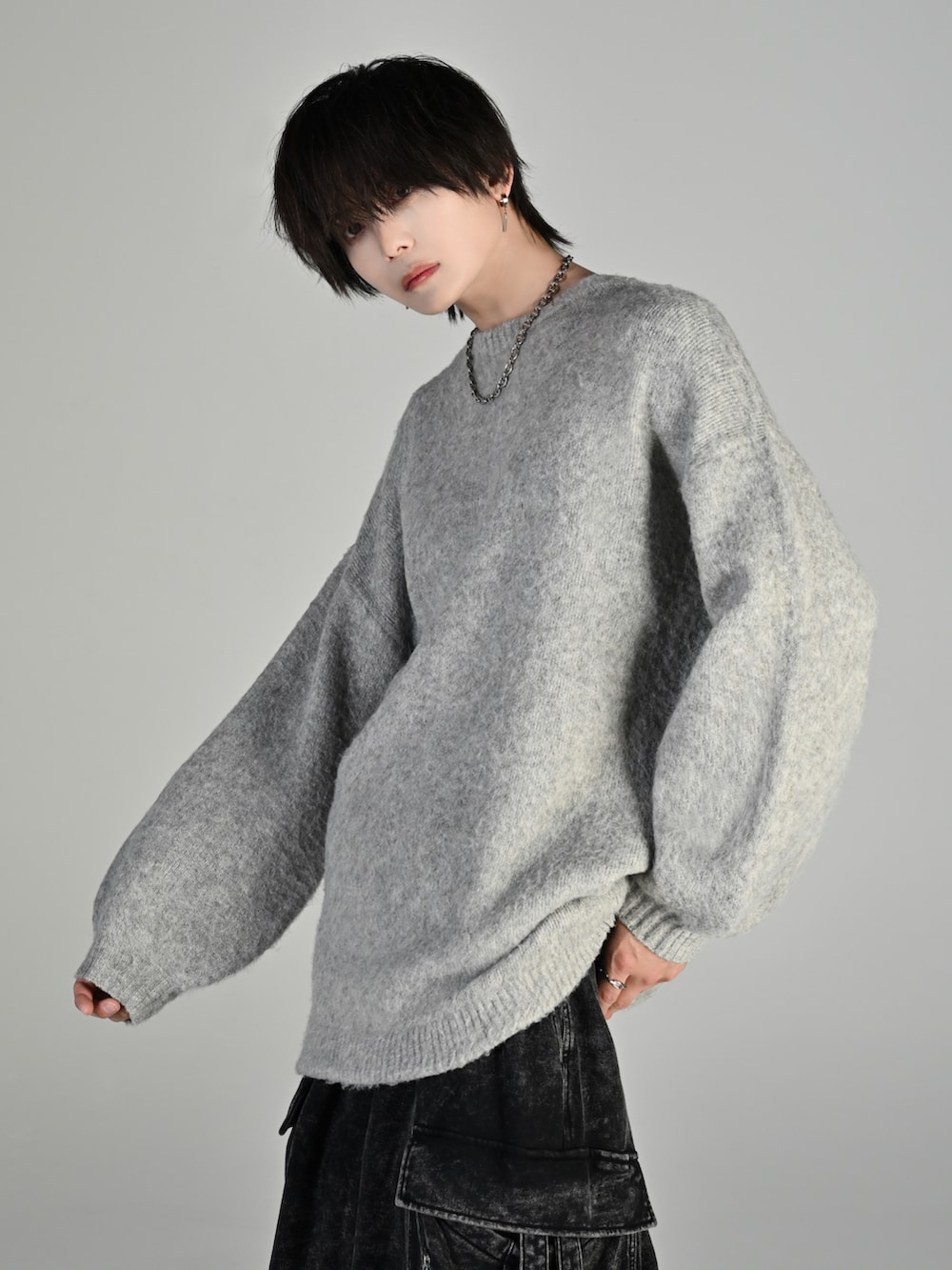 ブラック系のその他パンツ、ブラック系のショルダーバッグ、ブラック系のスニーカーを着用したメンズの秋コーディネートの3枚目の写真