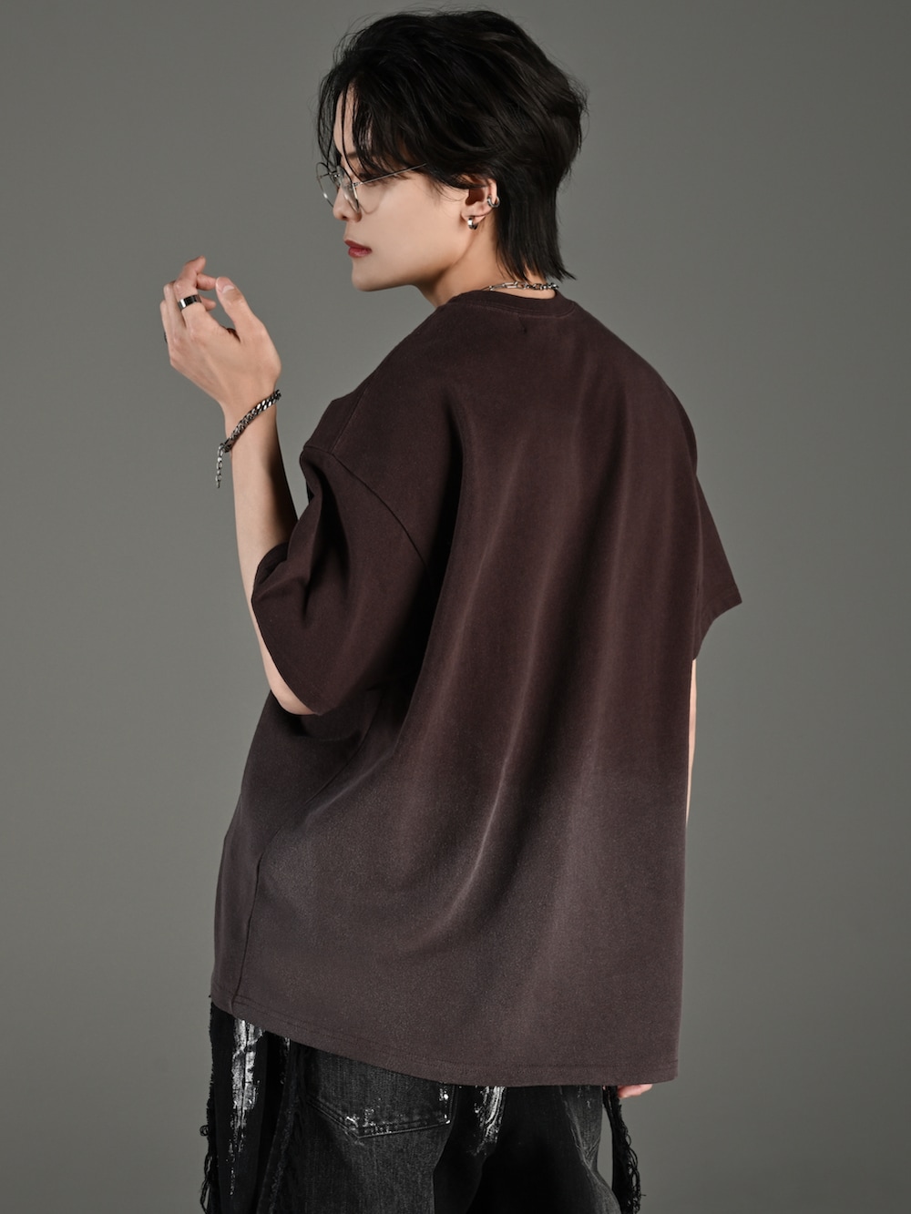 ブラック系のショルダーバッグ、ブラック系のブーツ、ブラウン系のTシャツ/カットソーを着用したメンズの春コーディネートの3枚目の写真