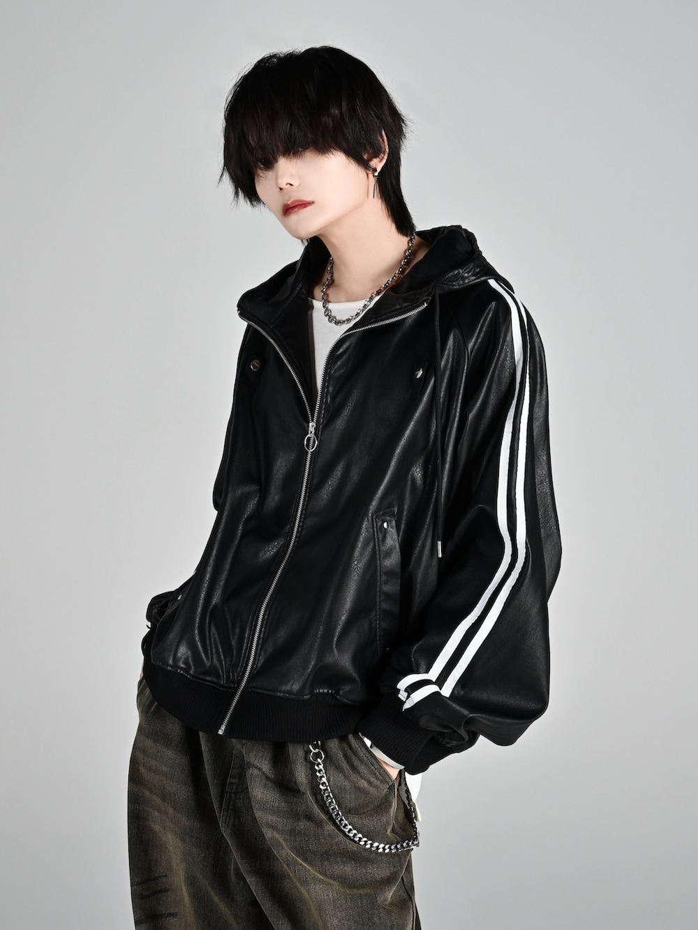 グレー系のタンクトップ、ブラック系のブーツ、ブラック系のスカジャンを着用したメンズの夏コーディネートの3枚目の写真