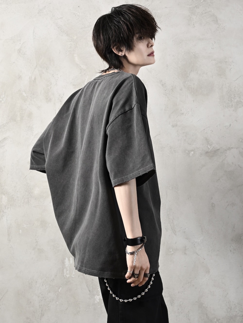 ブラック系のTシャツ/カットソー、ブラック系のサンダル、ブラック系のカーゴパンツを着用したメンズの夏コーディネートの4枚目の写真