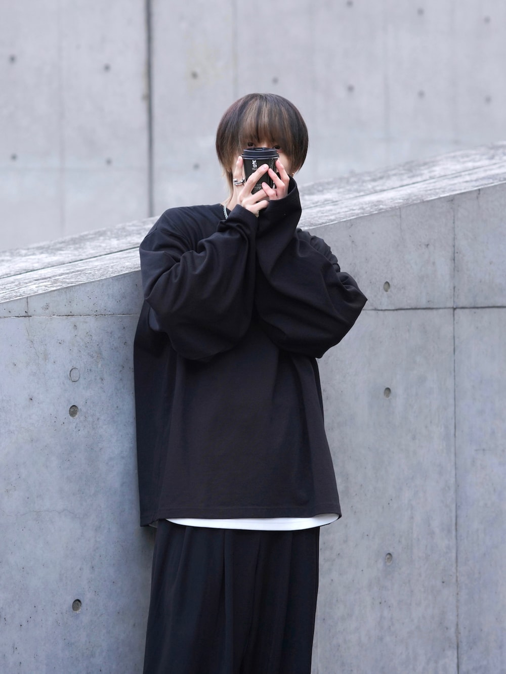 ブラック系のスラックス、ブラック系のブーツ、ブラック系のライダースジャケットを着用したメンズの冬コーディネートの2枚目の写真