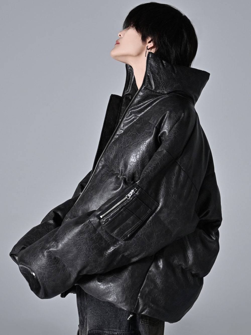 ブラック系のダウンジャケット/コート、グレー系のカーゴパンツ、ブラック系のスニーカーを着用したメンズの秋コーディネートの2枚目の写真