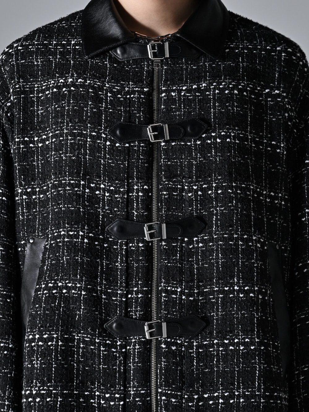 ホワイト系のニット/セーター、ブラック系のブルゾン、ブラック系のローファーを着用したメンズの秋コーディネートの3枚目の写真