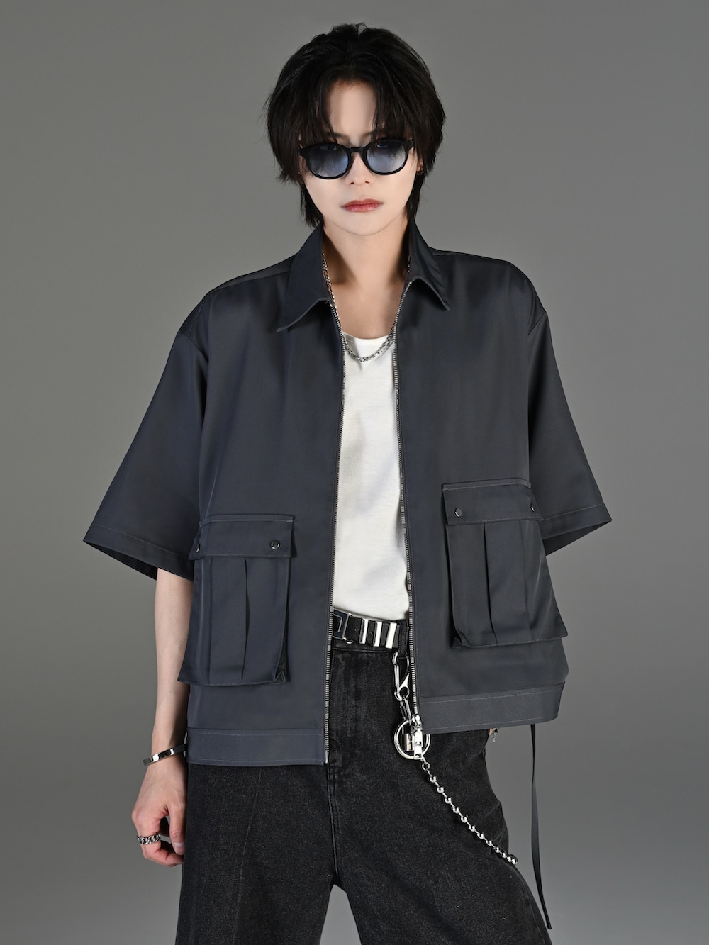 ブラック系のその他パンツ、ブラック系のブーツ、グレー系のタンクトップを着用したメンズの春コーディネートの2枚目の写真