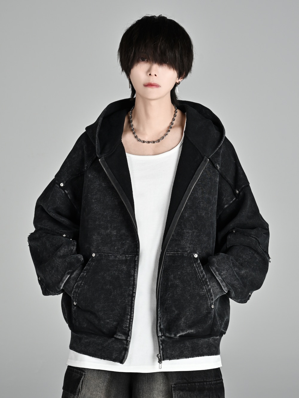 レッド系のタンクトップ、ブラック系のローファー、ブラック系のパーカーを着用したメンズの夏コーディネートの4枚目の写真