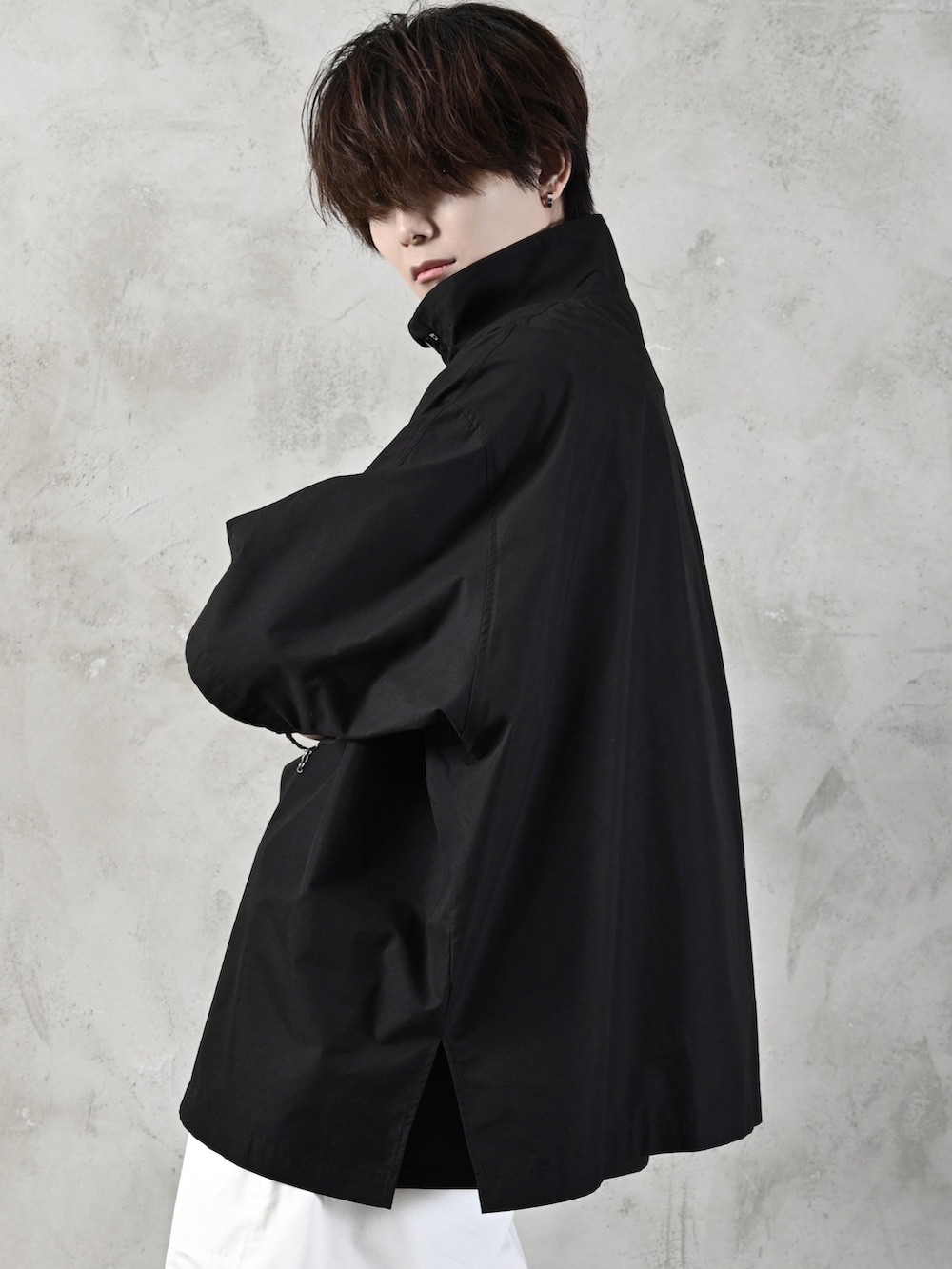 ブラック系のショルダーバッグ、ブラック系のシャツ/ブラウス、ホワイト系のカーゴパンツを着用したメンズの春コーディネートの4枚目の写真