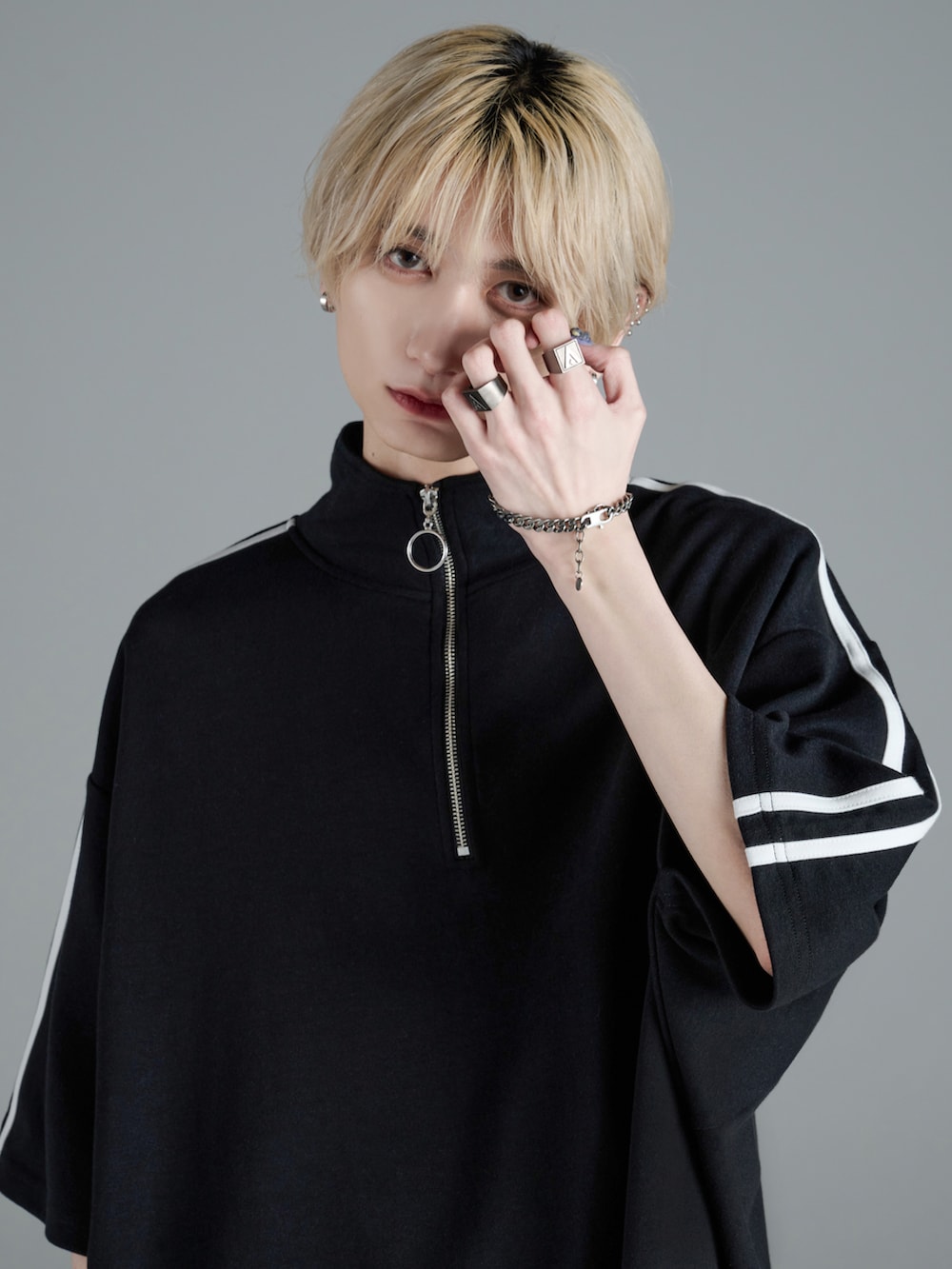 ブラック系のTシャツ/カットソー、ホワイト系のタンクトップ、ブラック系のカーゴパンツを着用したメンズの春コーディネートの2枚目の写真