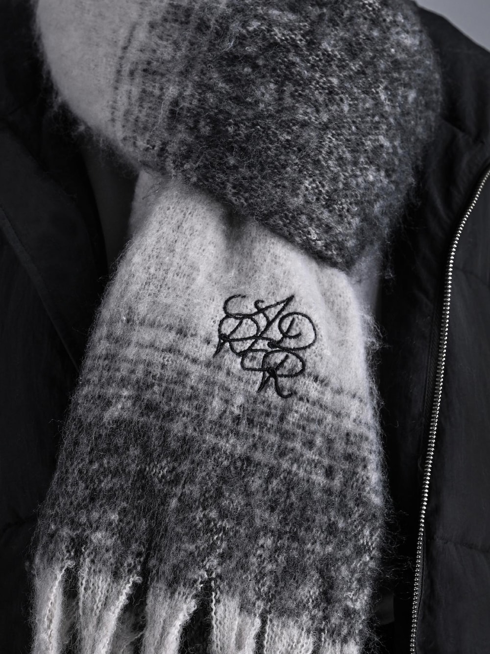 ブラック系のその他アウター、ブラック系のリング、シルバー系のピアス（両耳用）を着用したメンズの冬コーディネートの2枚目の写真