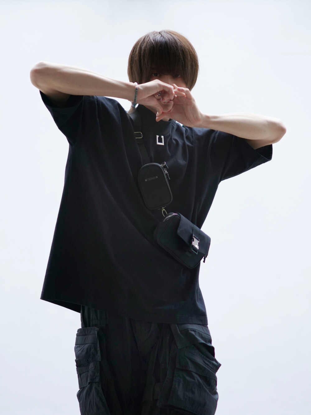 ブラック系のジャケット/アウター、ブラック系のカーゴパンツ、ブラック系のブーツを着用したメンズの春コーディネートの4枚目の写真