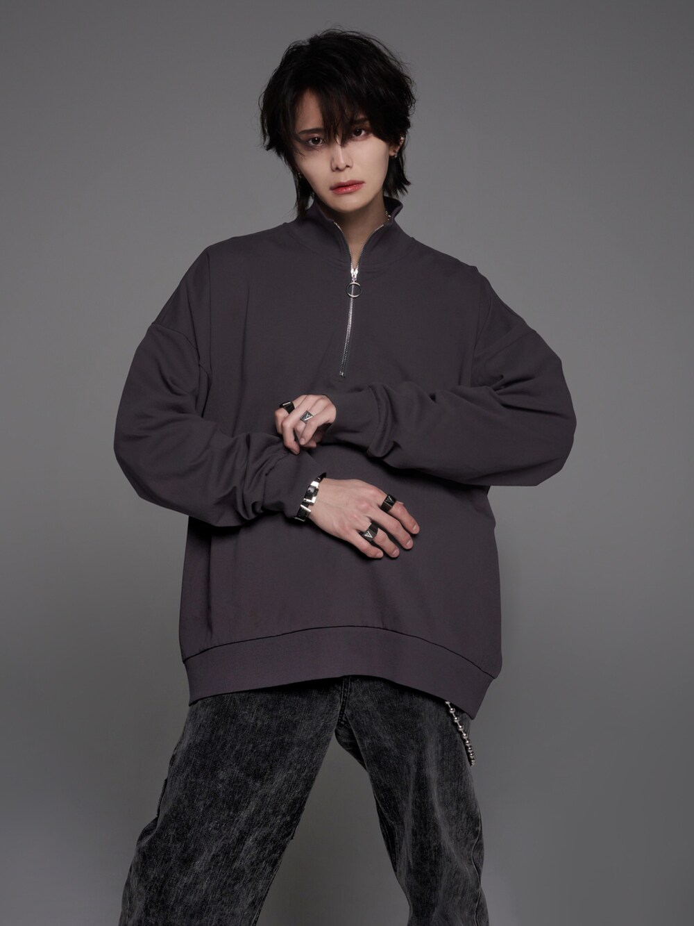 ブラック系のデニムパンツ、ブラック系のブーツ、グレー系のTシャツ/カットソーを着用したメンズの秋コーディネートの3枚目の写真
