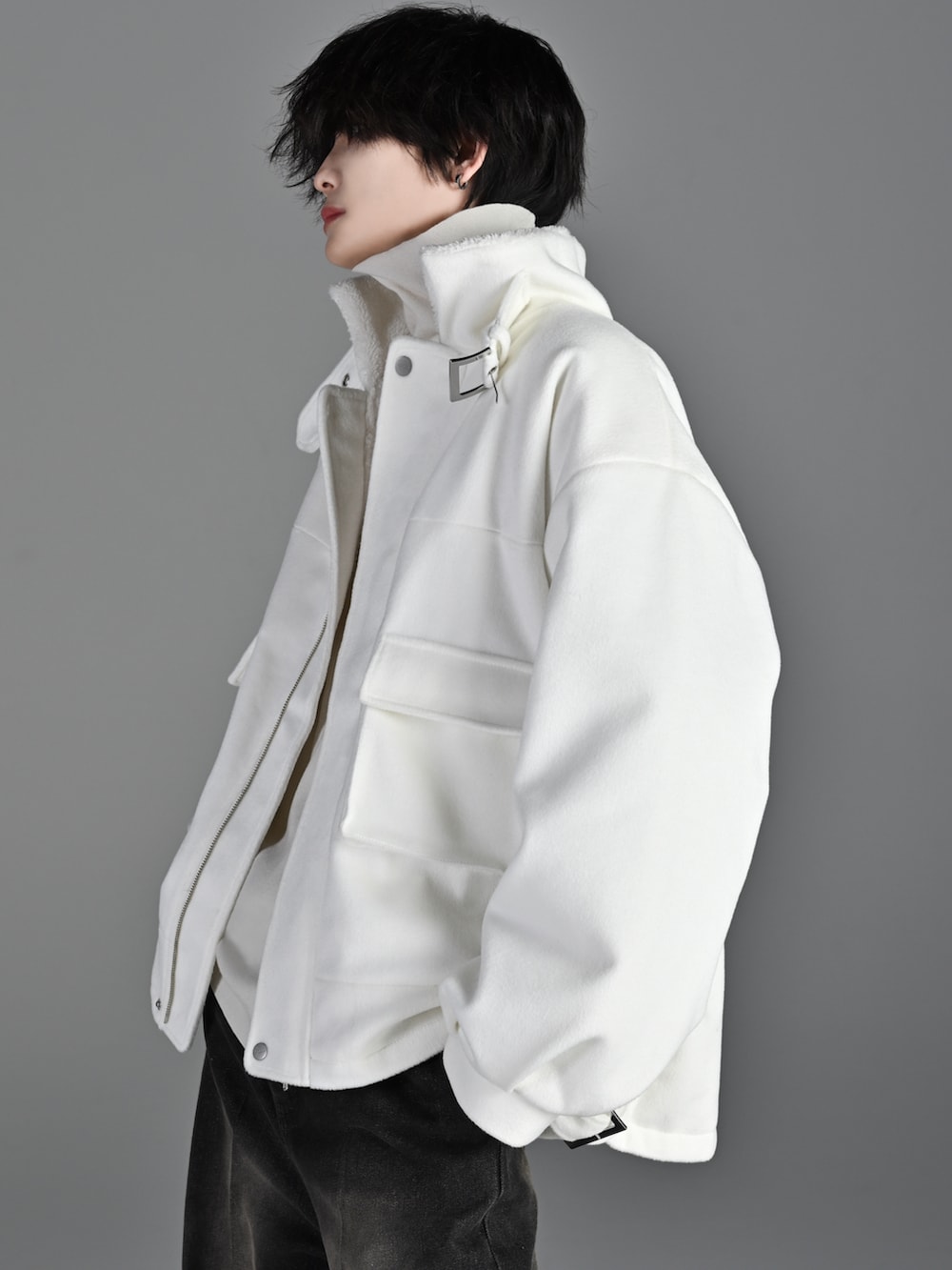 ブラック系のその他パンツ、ブラック系のブーツ、ホワイト系のブルゾンを着用したメンズの冬コーディネートの2枚目の写真