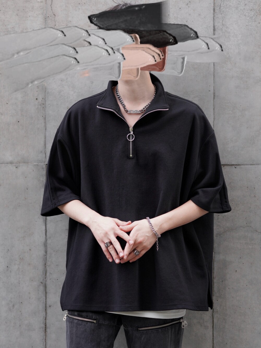 ブルー系のデニムパンツ、ブラック系のショルダーバッグ、ブラック系のTシャツ/カットソーを着用したメンズの春コーディネートの4枚目の写真