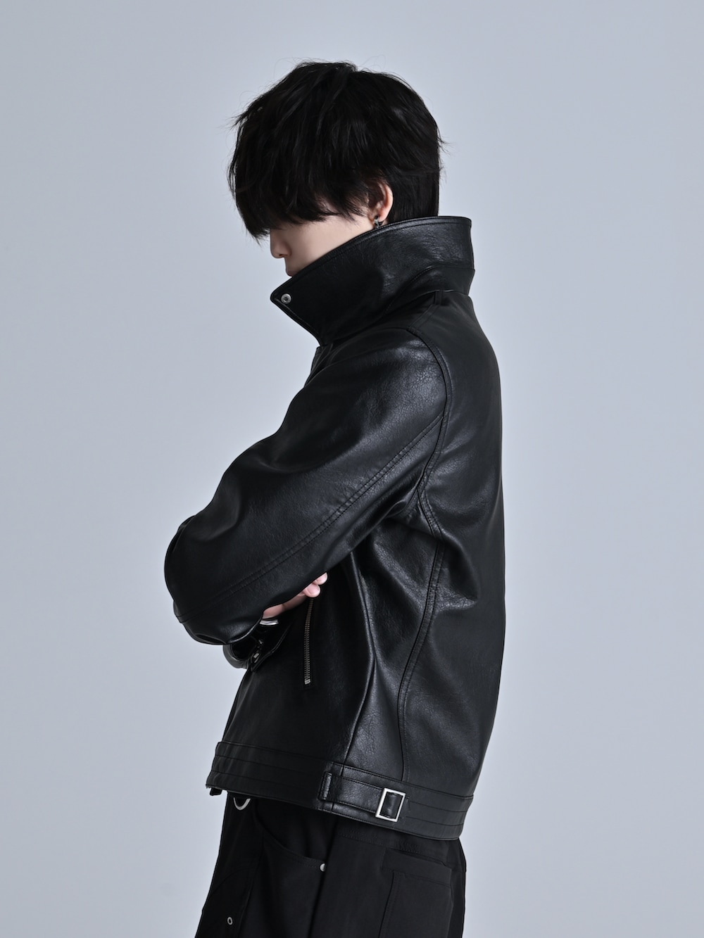 ブラック系のブルゾン、ブラック系のその他パンツ、ブラック系のスニーカーを着用したメンズの冬コーディネートの4枚目の写真