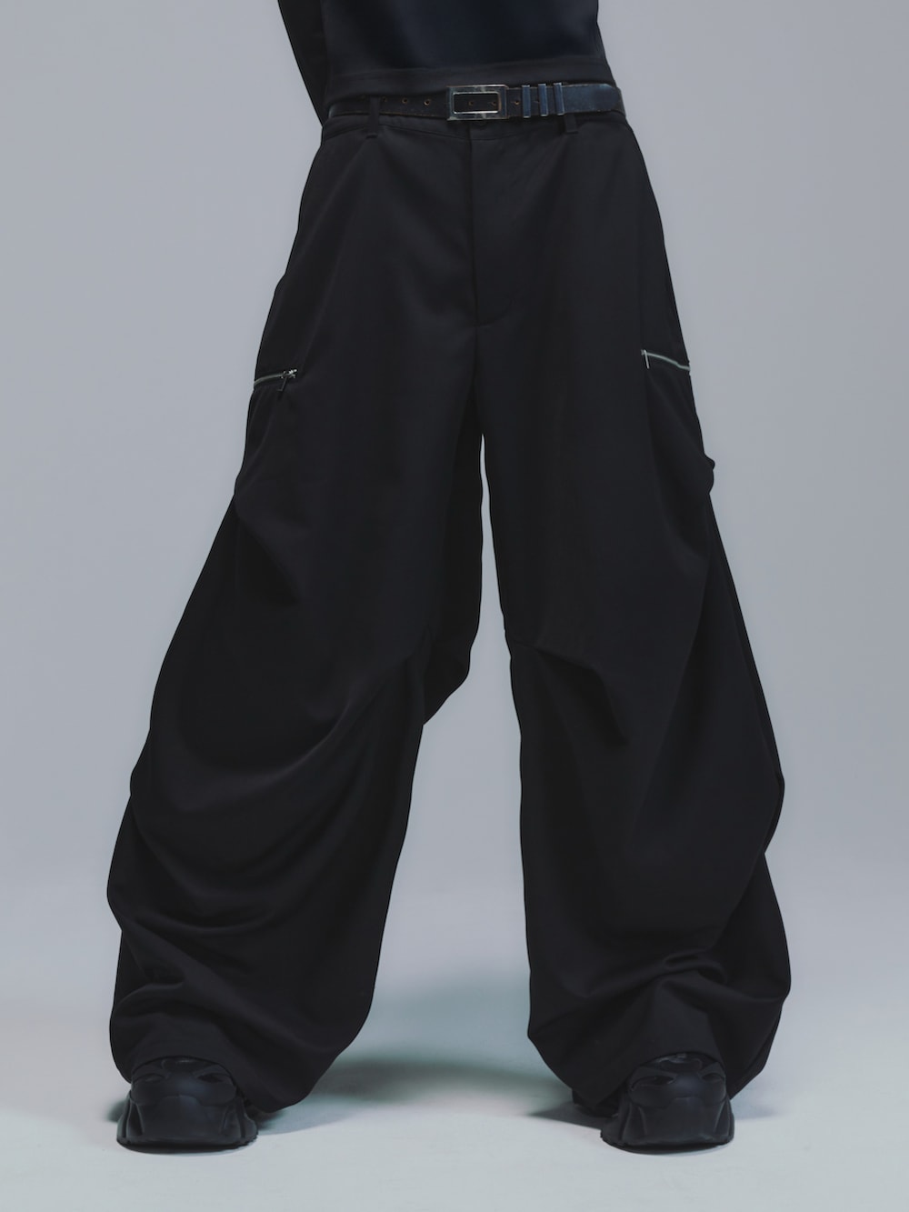 ブラック系のスラックス、ブラック系のローファー、ホワイト系のシャツ/ブラウスを着用したメンズの秋コーディネートの4枚目の写真