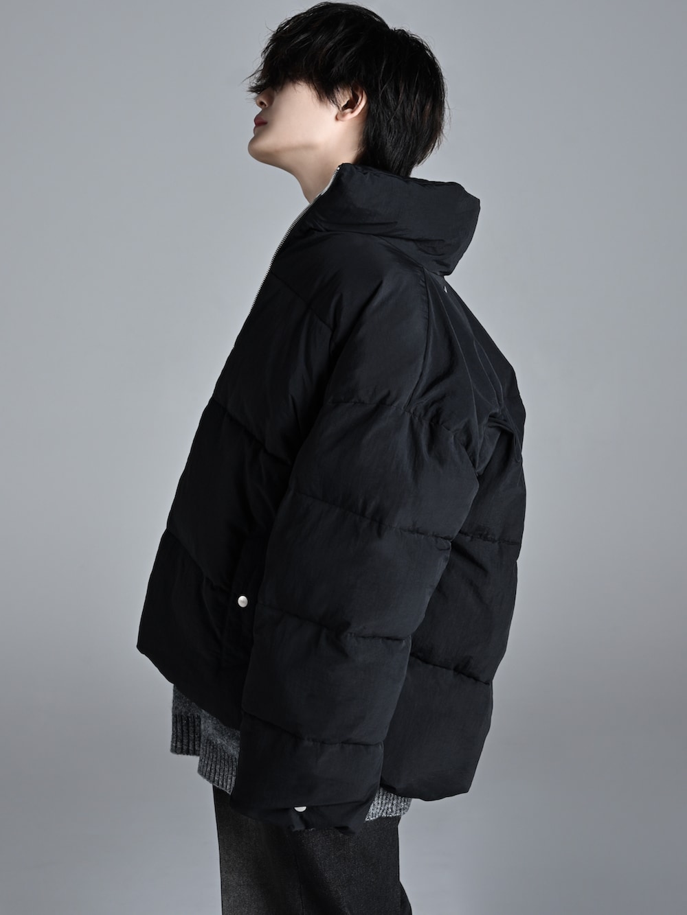 ブラック系のブーツ、ブラック系のダウンジャケット/コート、ブラック系のニット/セーターを着用したメンズの秋コーディネートの3枚目の写真