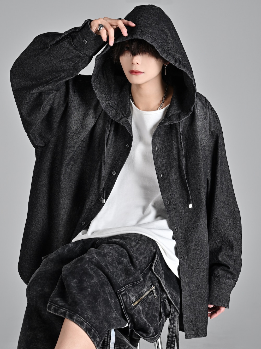 グレー系のタンクトップ、ブラック系のカーゴパンツ、ブラック系のショルダーバッグを着用したメンズの夏コーディネートの2枚目の写真