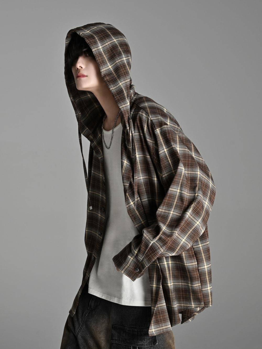 ブラック系のカーゴパンツ、ホワイト系のスニーカー、ブラウン系のシャツ/ブラウスを着用したメンズの冬コーディネートの2枚目の写真