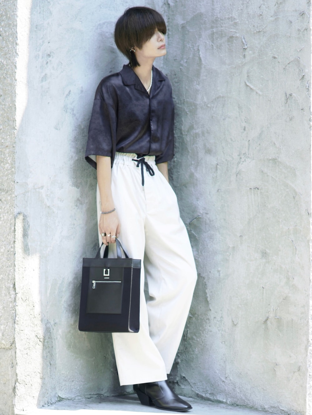 ブラック系のシャツ/ブラウス、ブラック系のブーツ、ブラック系のトートバッグを着用したメンズの夏コーディネートの2枚目の写真