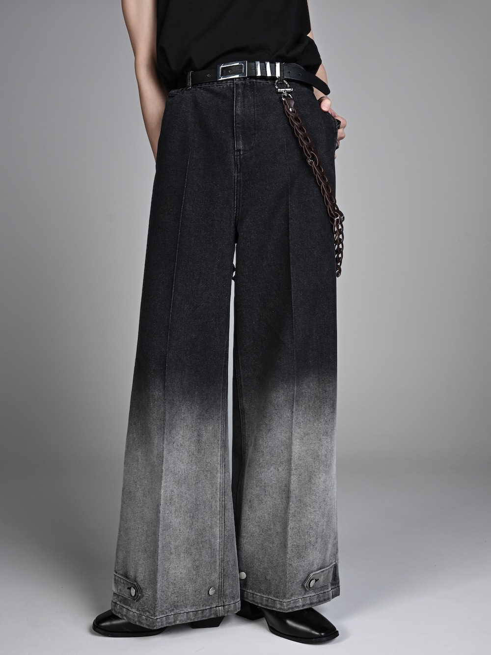 ブラック系のブーツ、グレー系のニット/セーター、ブラック系のその他パンツを着用したメンズの冬コーディネートの3枚目の写真