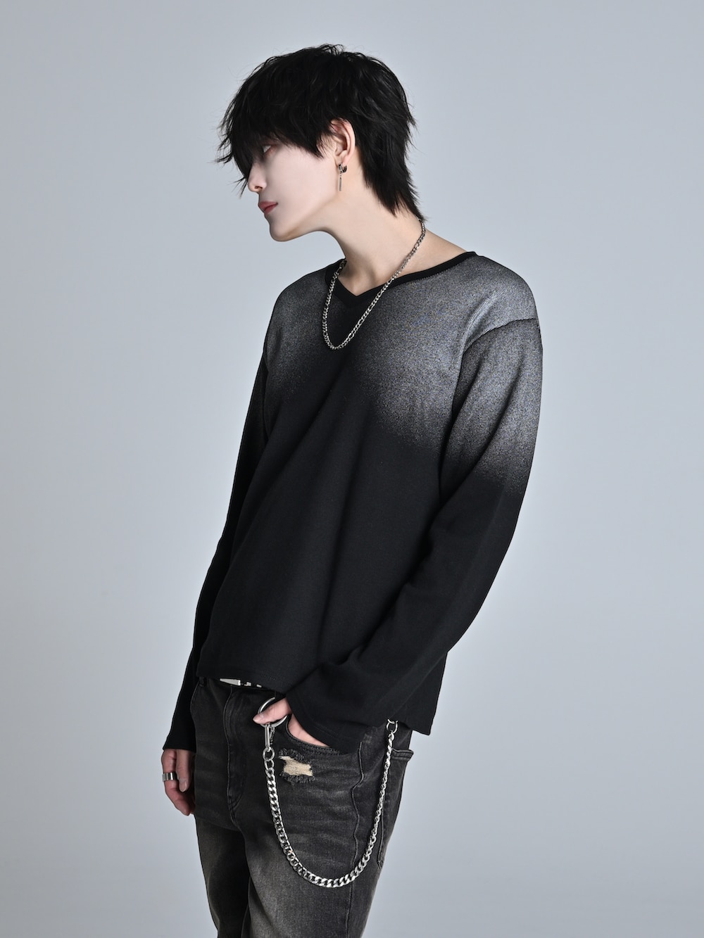 ブラック系のTシャツ/カットソー、ブルー系のデニムパンツ、ブラック系のショルダーバッグを着用したメンズの春コーディネートの5枚目の写真