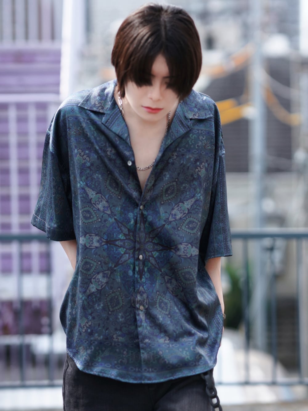 ブルー系のシャツ/ブラウス、ブラック系のデニムパンツ、ブラック系のスニーカーを着用したメンズの夏コーディネートの2枚目の写真