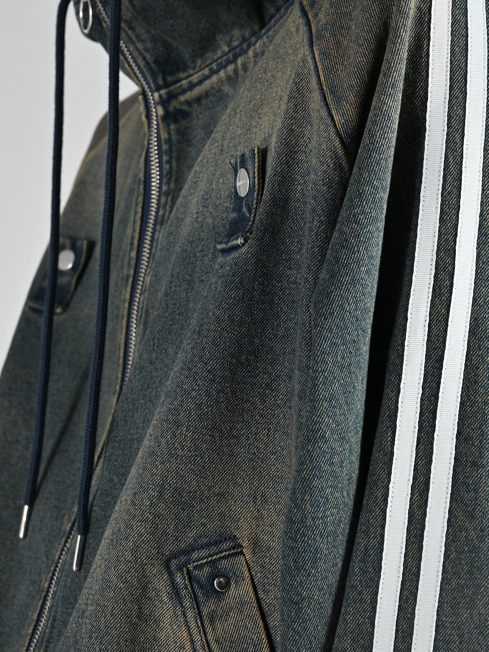 グレー系のタンクトップ、グレー系のカーゴパンツ、ホワイト系のスニーカーを着用したメンズの夏コーディネートの3枚目の写真