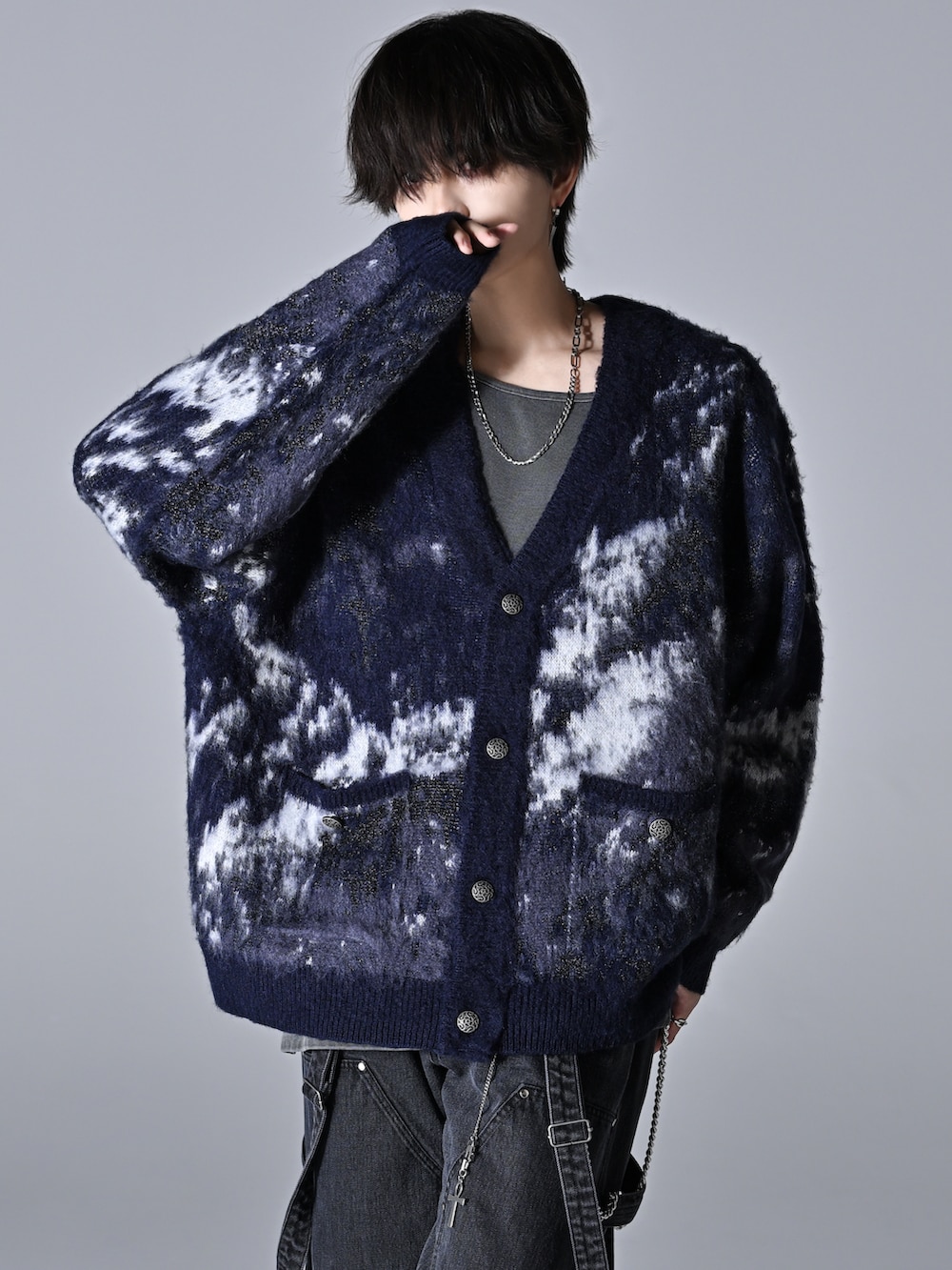 ブルー系のカーディガン/ボレロ、ブルー系のタンクトップ、ブラック系のデニムパンツを着用したメンズの秋コーディネートの2枚目の写真