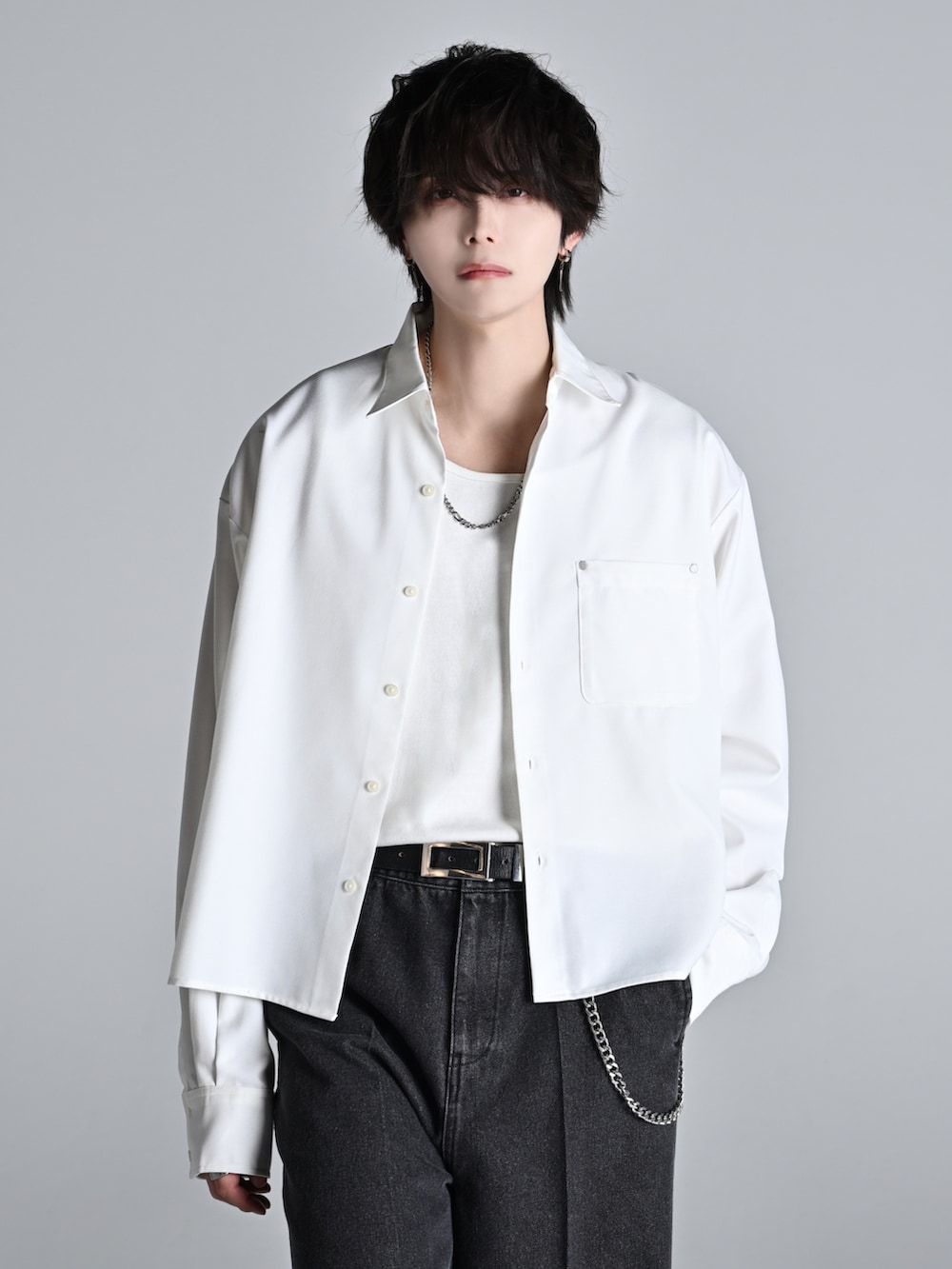 ブラック系のその他パンツ、ブラック系のローファー、ブラック系のショルダーバッグを着用したメンズの冬コーディネートの2枚目の写真