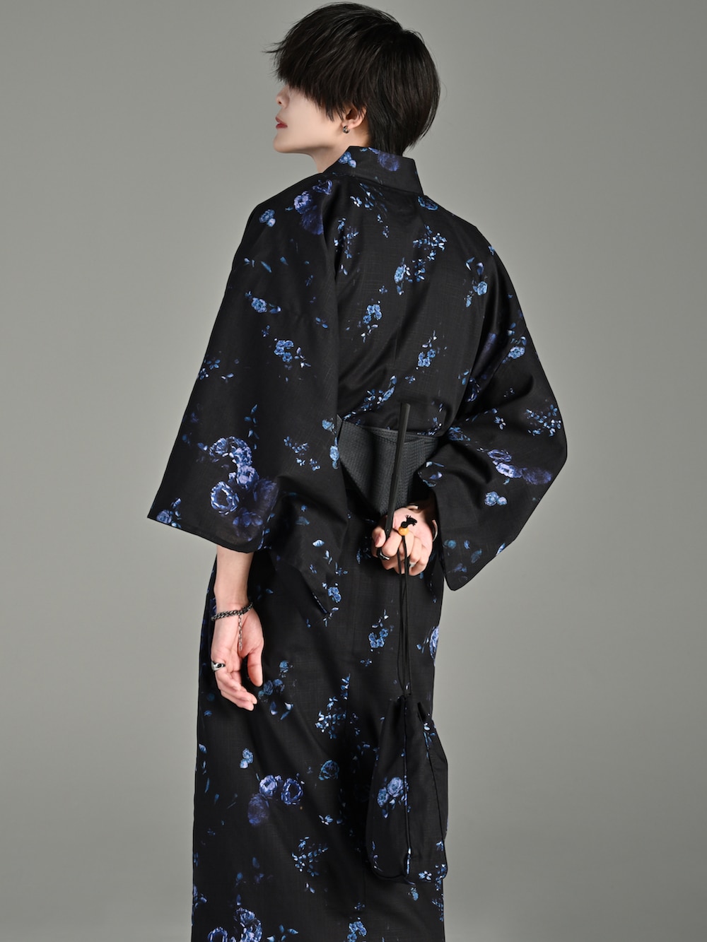 シルバー系のリング、シルバー系のピアス（両耳用）、シルバー系のバングル/リストバンドを着用したメンズの春コーディネートの5枚目の写真