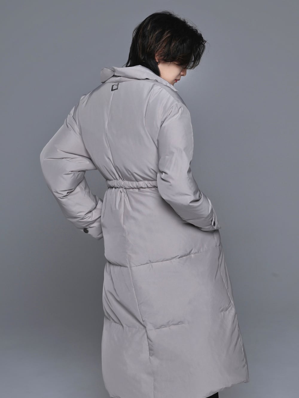 ブラック系のニット/セーター、ブラック系のデニムパンツ、ブラック系のブーツを着用したメンズの秋コーディネートの4枚目の写真