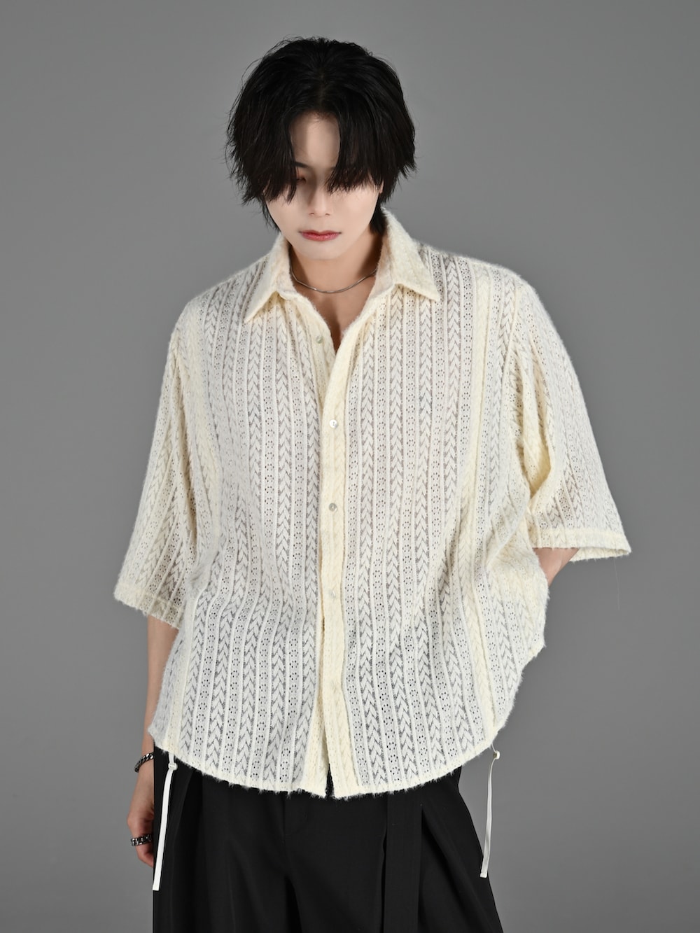 ブラック系のスニーカー、ホワイト系のシャツ/ブラウス、ブラック系のスラックスを着用したメンズの春コーディネートの2枚目の写真