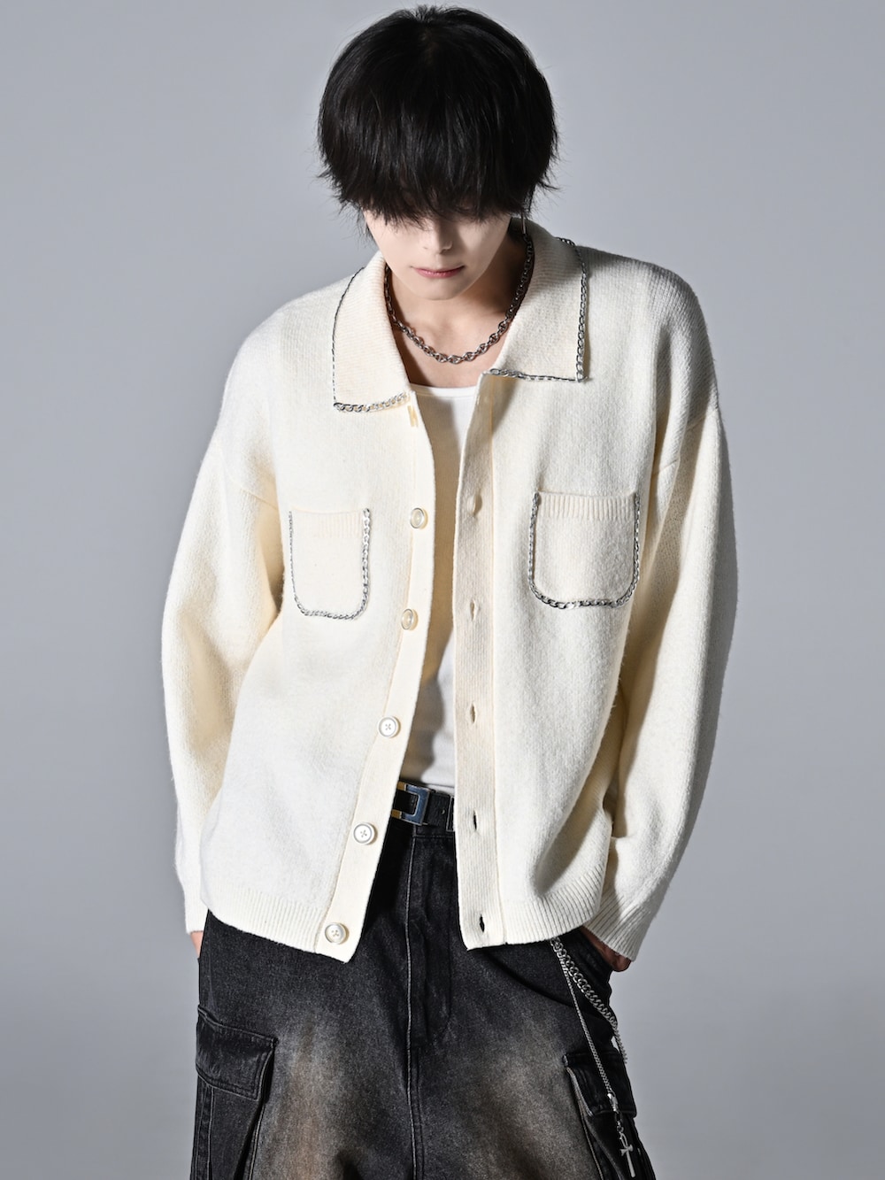 ホワイト系のカーディガン/ボレロ、ブラック系のカーゴパンツ、ブラック系のローファーを着用したメンズの秋コーディネートの2枚目の写真