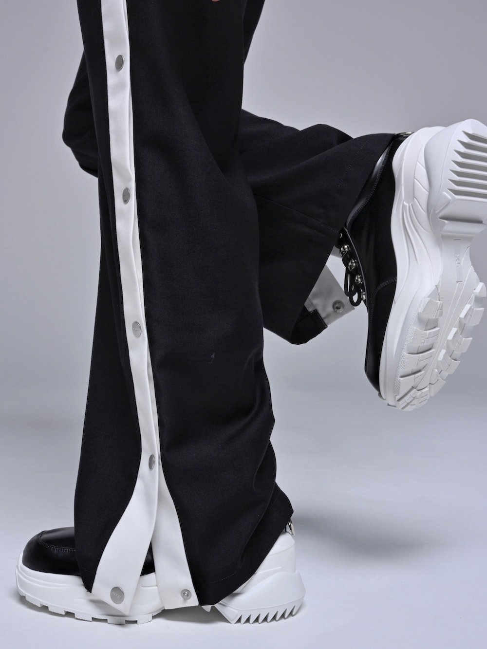 ブラック系のスニーカー、ブラック系のその他パンツ、ブラック系のTシャツ/カットソーを着用したメンズの春コーディネートの5枚目の写真