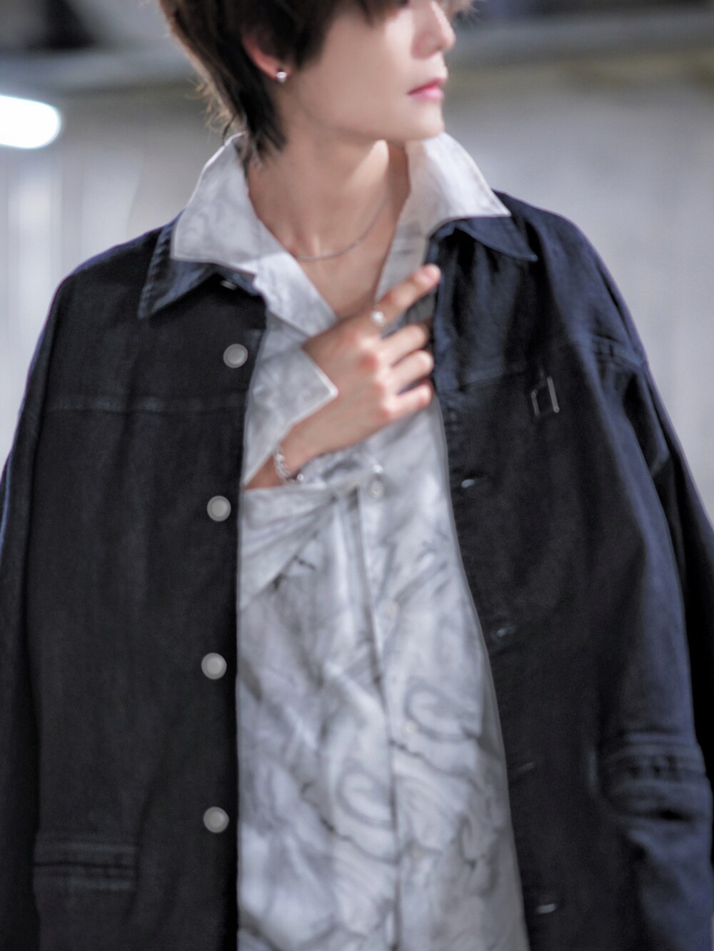 ホワイト系のシャツ/ブラウス、ブルー系のデニムパンツ、ブラック系のブーツを着用したメンズの秋コーディネートの3枚目の写真