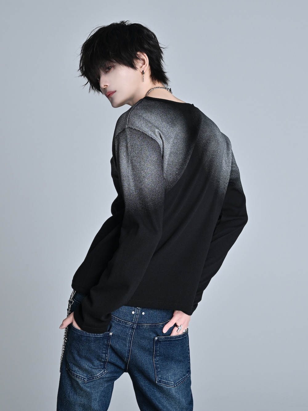 ブラック系のTシャツ/カットソー、ブルー系のデニムパンツ、ブラック系のショルダーバッグを着用したメンズの春コーディネートの3枚目の写真