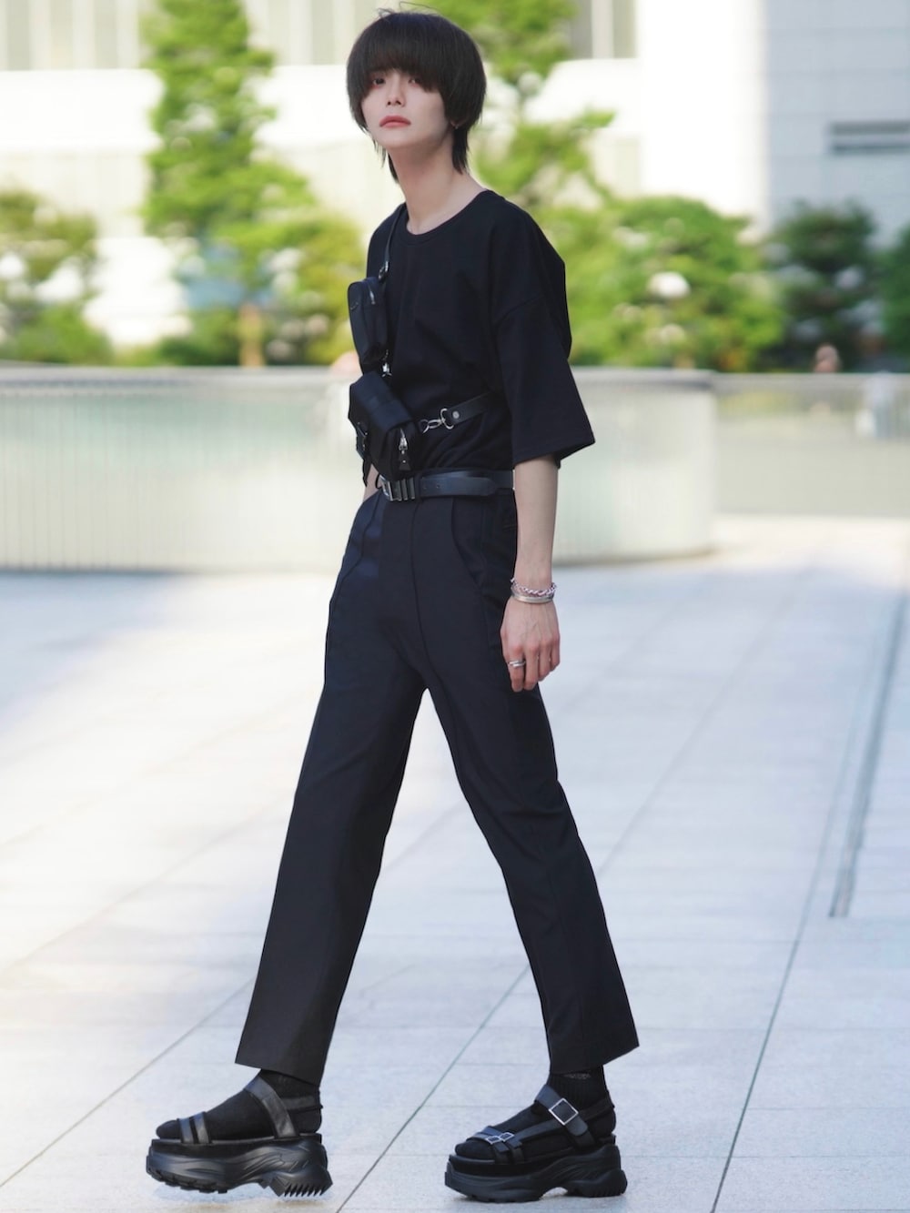 ブラック系のTシャツ/カットソー、ブラック系のショルダーバッグ、ブラック系のスラックスを着用したメンズの夏コーディネートの3枚目の写真