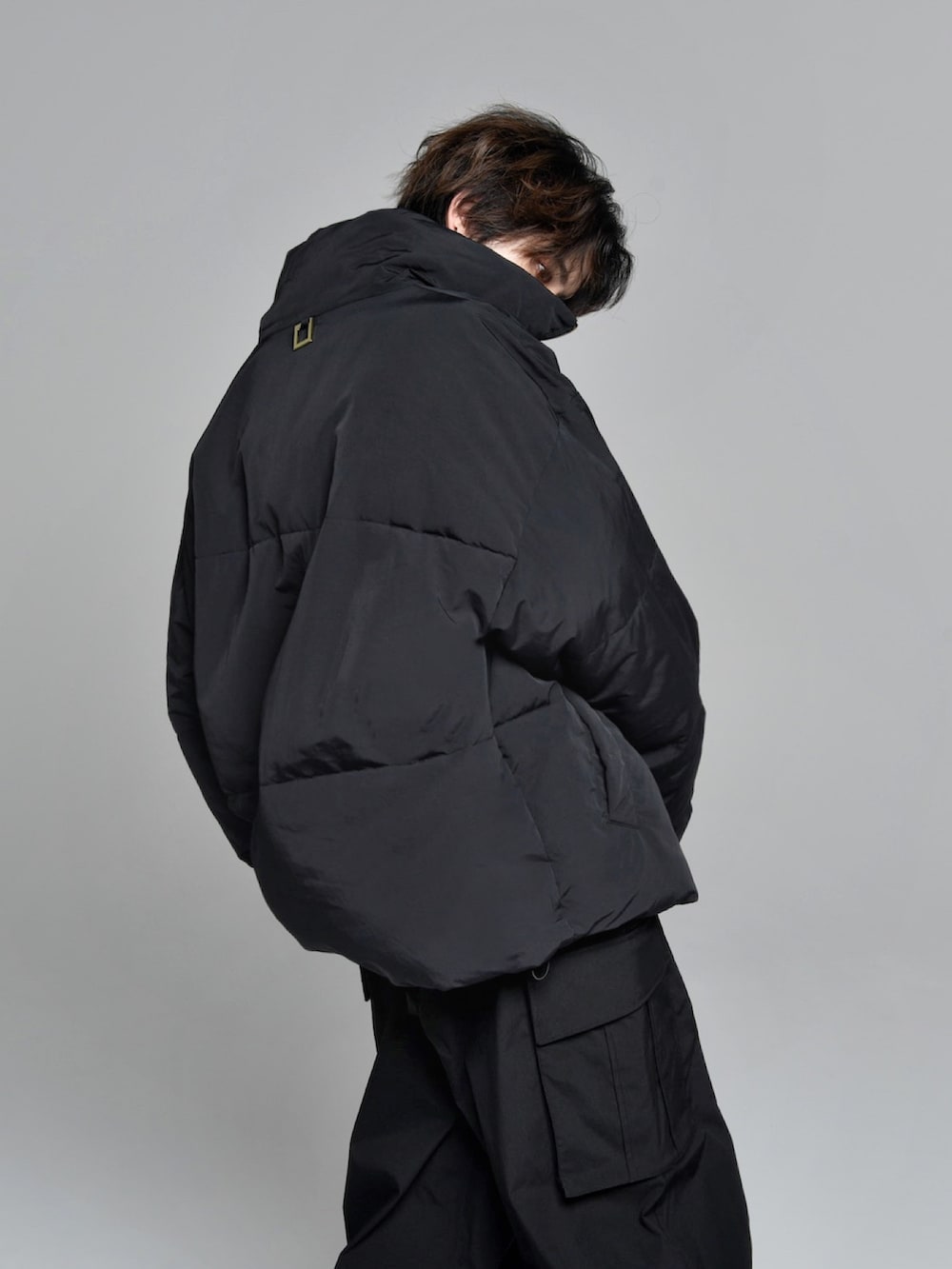 ブラック系のカーゴパンツ、ブラック系のブーツ、ブラック系のTシャツ/カットソーを着用したメンズの秋コーディネートの5枚目の写真