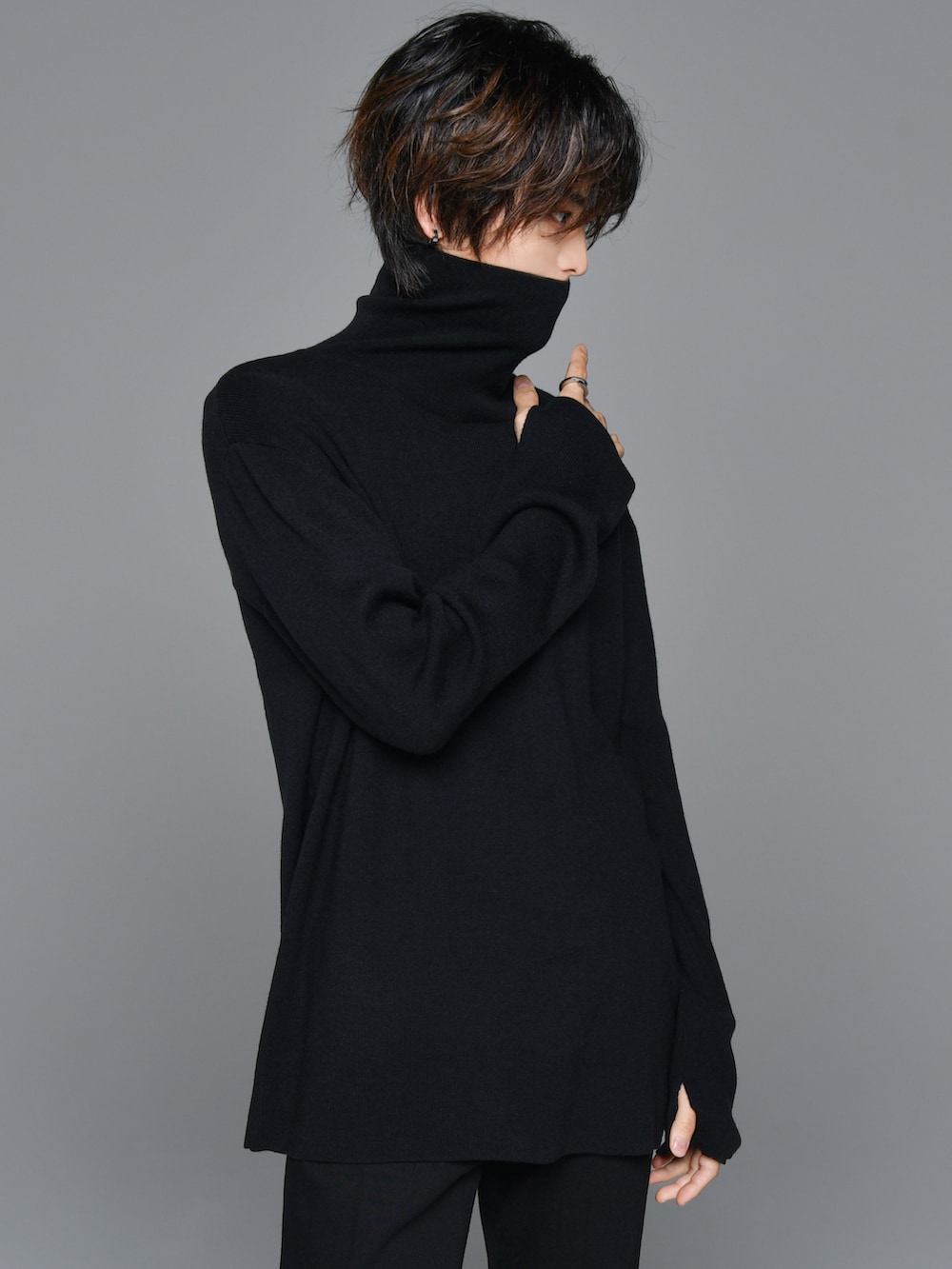 ブラック系のブーツ、ブラック系のテーラードジャケット、ブラック系のその他パンツを着用したメンズの秋コーディネートの3枚目の写真