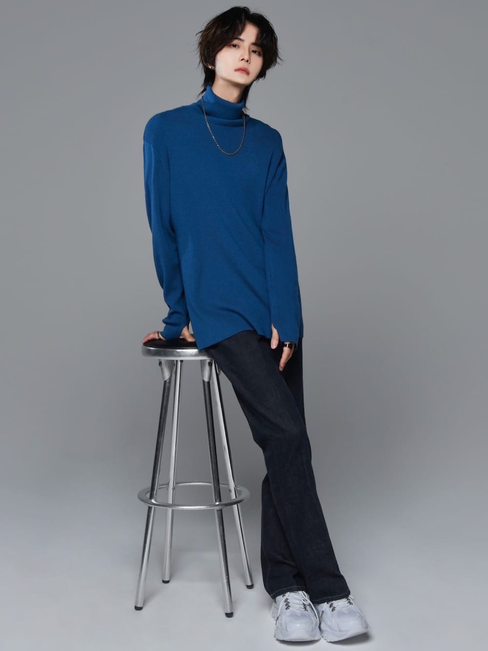 ブラック系のブーツ、ブラック系のニット/セーター、ブラック系のその他パンツを着用したメンズの秋コーディネートの2枚目の写真