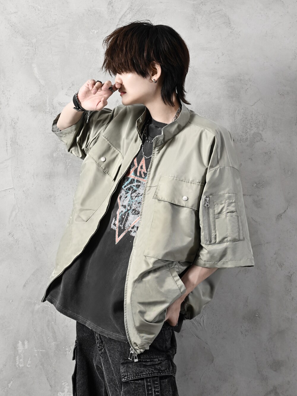 ブラック系のカーゴパンツ、ベージュ系のシャツ/ブラウス、ブラック系のTシャツ/カットソーを着用したメンズの夏コーディネートの2枚目の写真