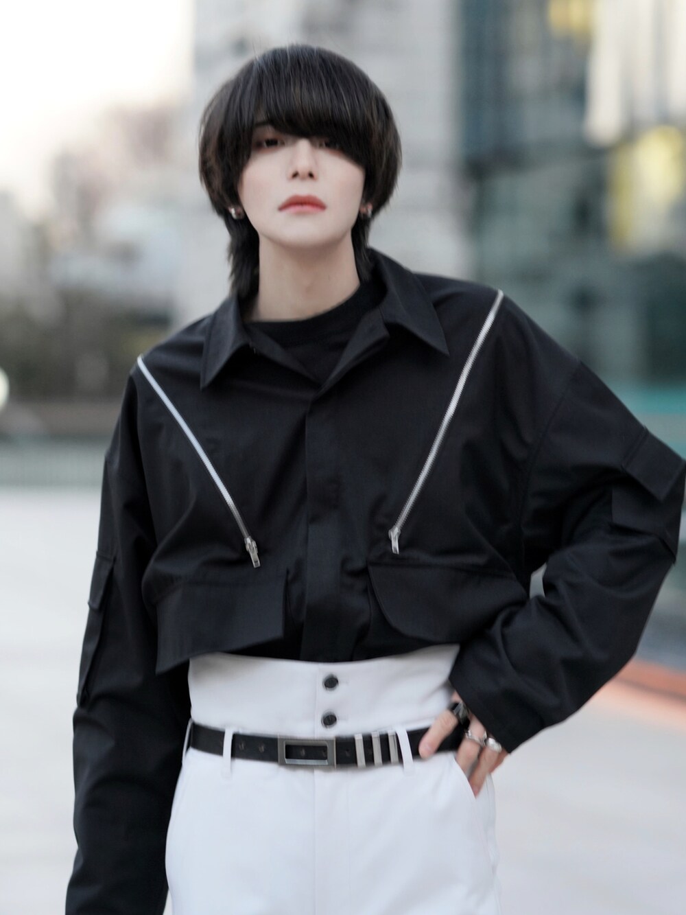 「スラックス、韓国ファッション、白パンツ、きれいめカジュアル、ビッグシルエット、ブーツ、ヒールブーツ、シンプルコーデ、モノトーン、トートバッグ、プチプラ、シャツスタイル、adrer、ジャケット、春コーデ」|「ADRERのextra quality 極上ワイドスリーブロンT(Tシャツ/カットソー、ブラック系)」を使った、犬飼京 inukai keiさん(メンズ・183cm)の冬コーディネートの5枚目の写真